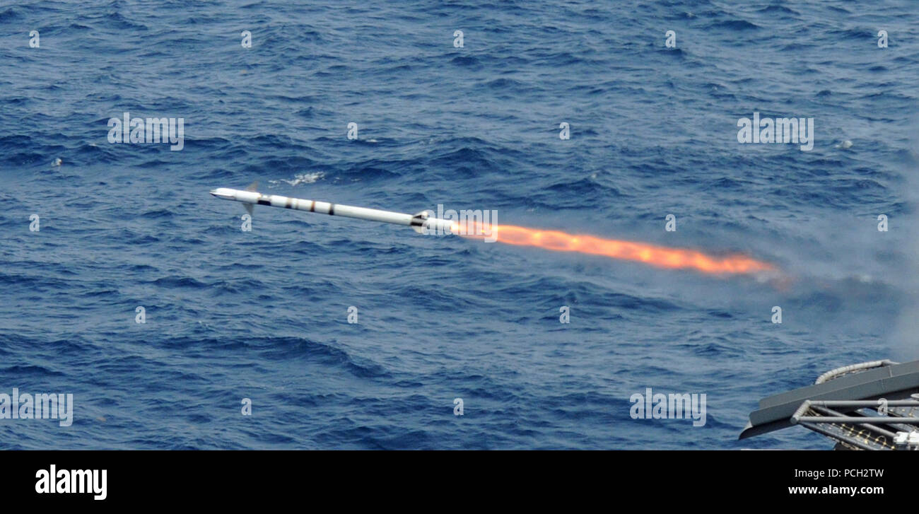Océano (Junio 23, 2010) un fuselaje de laminación (RAM) es de misiles lanzados desde el portaaviones USS George H.W. Bush (CVN 77). George H.W. Bush completó su primer lanzamiento de misiles mientras se llevan a cabo la realización de ensayos de calificación de los sistemas de combate. Foto de stock