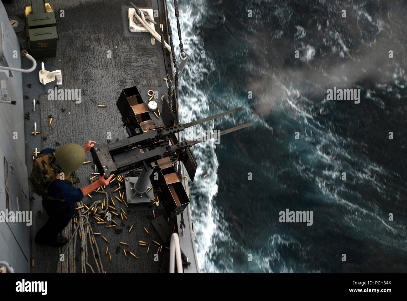 5ª Flota de EE.UU. ÁREA DE RESPONSABILIDAD (Dec. 26, 2012) Técnico Electrónico Seaman Levi Holmes dispara un cañón doble de calibre .50 ametralladora durante un ejercicio de fuego vivo a bordo del buque de transporte anfibio dock USS Green Bay (LPD 20). Green Bay es parte de Peleliu Amphibious Ready Group y embarcó con la 15ª Unidad Expedicionaria de los Infantes de Marina (15 MEU) está desplegada en apoyo de operaciones de seguridad marítima y los esfuerzos de cooperación de seguridad de teatro en los EE.UU. 5ª Flota área de responsabilidad. Foto de stock