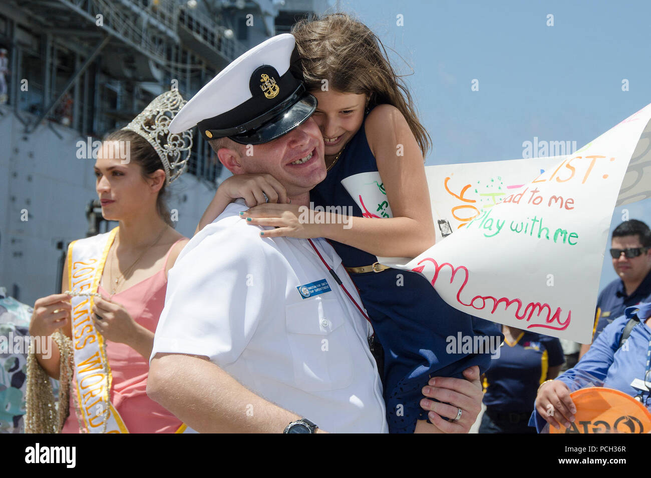 Punto de POLARIS, Guam (Abril 11, 2016) - un marinero asignado a la licitación submarino USS Emory S. Land (como 39) abraza a su hija después de que el buque regresó desde su implementación, el 11 de abril. El regreso a Guam es Emory S. Land's primero, desde cambiar embarcan de Diego García a Guam el 23 de diciembre. Emory S. Tierra es una licitación submarino expedicionaria la realización coordinada de amarres y tendían a flote el mantenimiento en la 5ª y la 7ª Flota de EE.UU. zonas de operaciones. Foto de stock