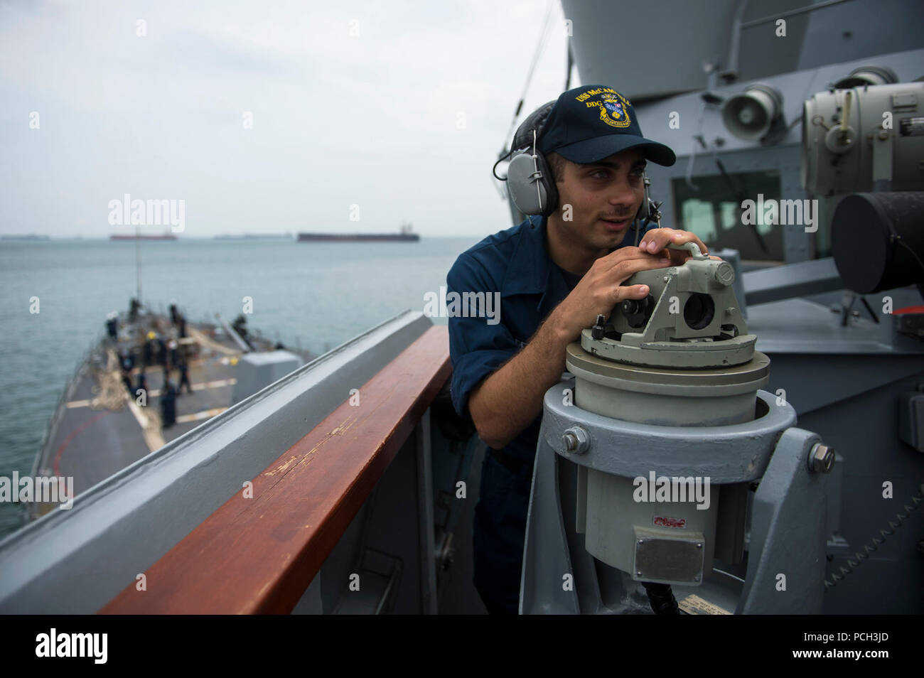 Estrecho de Malaca (Oct. 29, 2013) Intendente Marinero Ryan Defillipo toma un rodamiento de contacto como la clase Arleigh Burke de misiles guiados destructor USS McCampbell (DDG 85) entra en el Estrecho de Malaca. Es McCampbell de patrulla en la zona de EE.UU. 7ª Flota de responsabilidad en apoyo de la seguridad y la estabilidad en la región del Pacífico Indo-Asia. Foto de stock