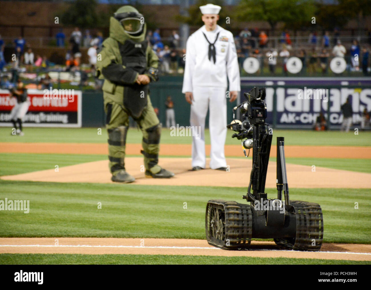 PHOENIX (25 de marzo de 2016) un talon de bombas robot saca el balón para el primer lanzamiento en un juego de entrenamiento de primavera de béisbol entre los Dodgers de Los Angeles y San Francisco Giants como parte de la Semana de la Marina de Phoenix. Contralmirante. Yancy Lindsey, USS Constitution Marineros, Ordenanza de explosivos Unidad móvil 3, banda marina suroeste, USS Oscar Austin Marineros, distrito de reclutamiento de la Marina y la marina de Phoenix guardia ceremonial silent drill team están todos en Phoenix para promover la Marina en una zona donde no hay una gran presencia de la Marina. Foto de stock