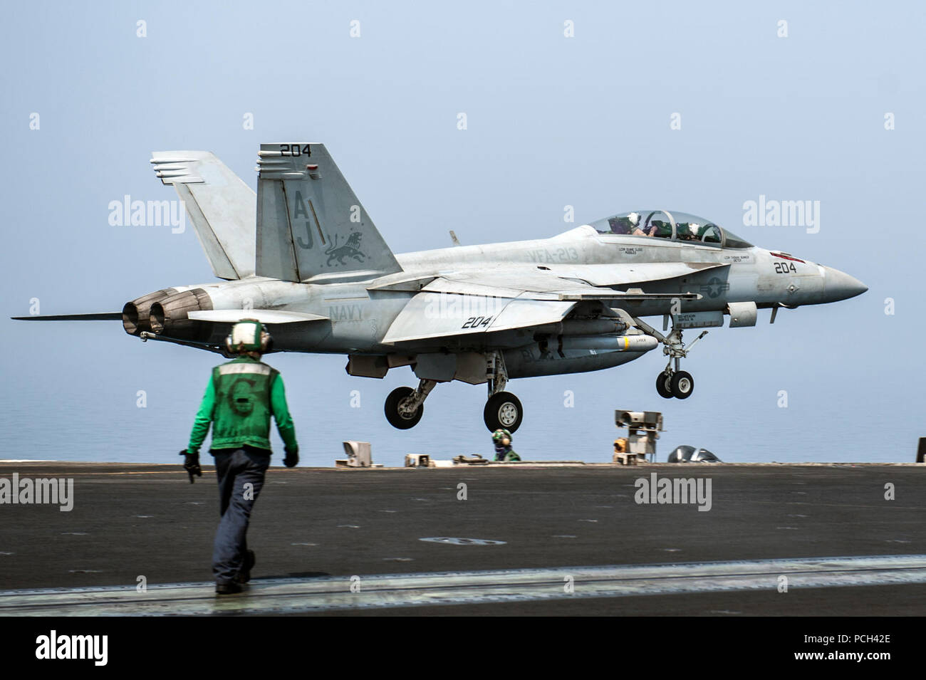 La Marina estadounidense F/A-18F Super Hornet aeronaves asignadas a Strike Fighter Squadron (VFA) 213 tierras a bordo del portaaviones USS George H.W. Bush (CVN 77) El 1 de septiembre de 2014, en el Golfo Pérsico. El gobierno del presidente George H.W. Bush estaba apoyando operaciones de seguridad marítima y los esfuerzos de cooperación de seguridad de teatro en los EE.UU. 5ª Flota área de responsabilidad. Foto de stock