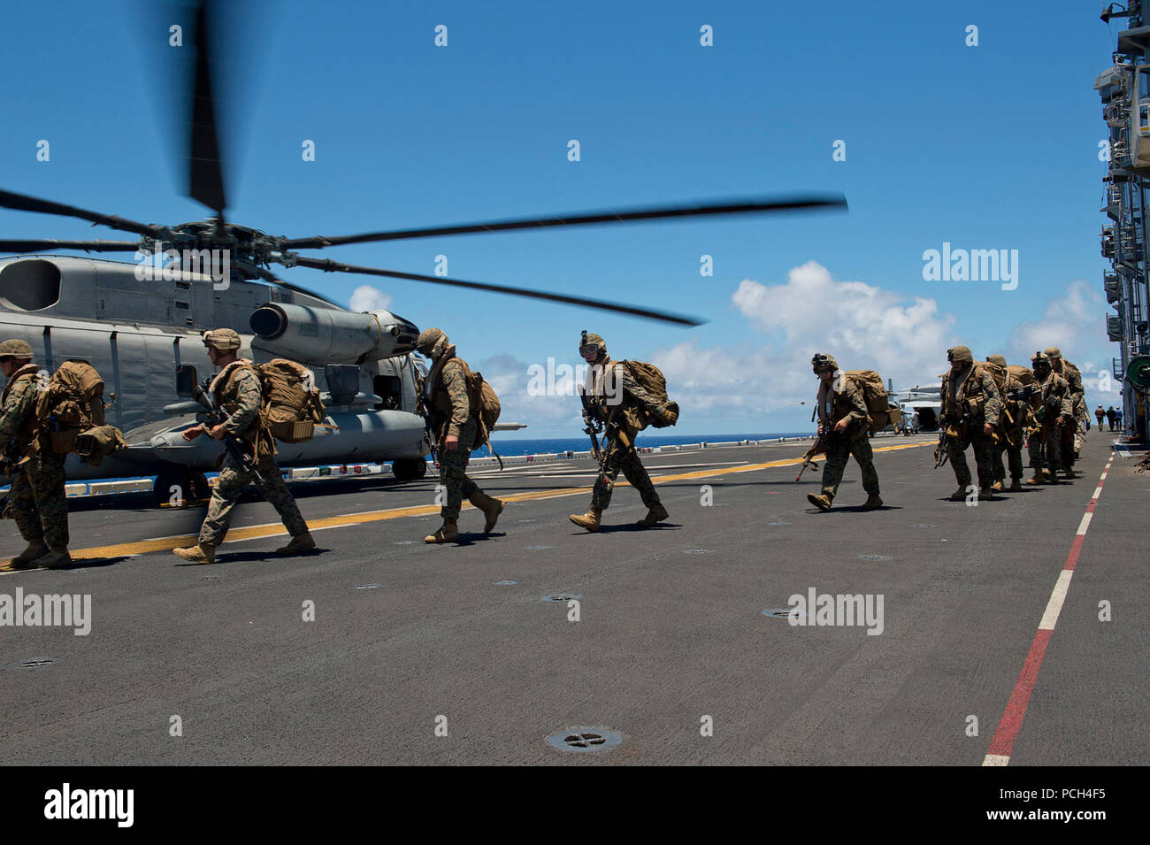 Los marines asignado al 3º Batallón, 3º Regimiento de la Infantería de Marina, a bordo de un tipo CH-53E Super Stallion Mar helicóptero, asignado al Escuadrón de Helicópteros Marinos pesada 463 (HMH-463), en la cubierta de vuelo del buque de asalto anfibio USS Peleliu (LHA) durante 5 del Pacífico (RIM) Ejercicio Rimpac 2014. Veintidós unidas, 49 barcos y seis submarinos, más de 200 aviones y 25.000 personal participa en RIMPAC del 26 de junio al 1 de agosto en y alrededor de las Islas de Hawaii y en el sur de California. La más grande del mundo, el ejercicio RIMPAC marítima internacional ofrece una oportunidad de formación única que ayuda Foto de stock