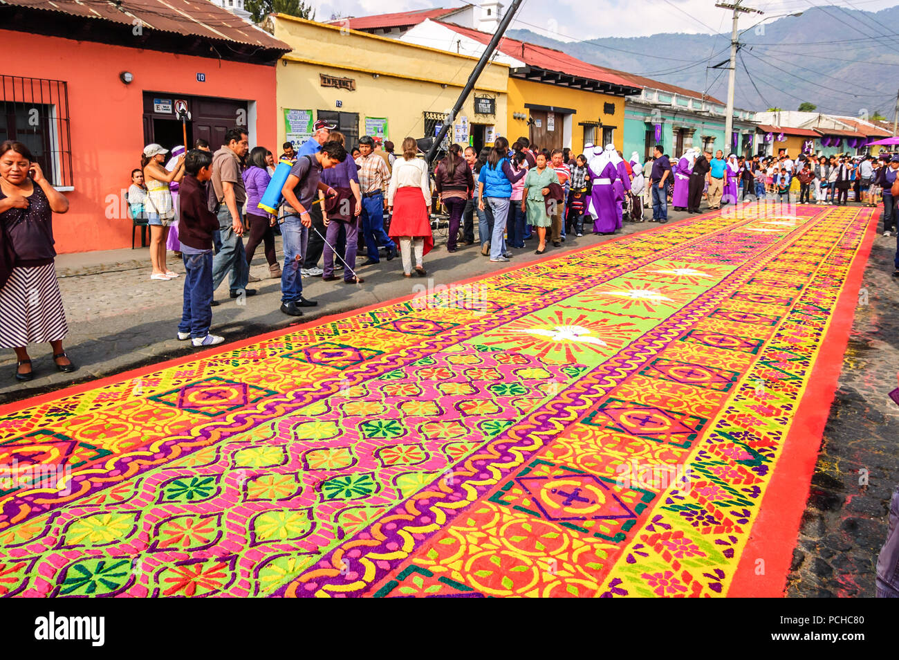 Antigua, Guatemala - Abril 6, 2012: procesión de Semana Santa alfombra en ciudad colonial con celebraciones de Semana Santa más famosa en América Latina. Foto de stock