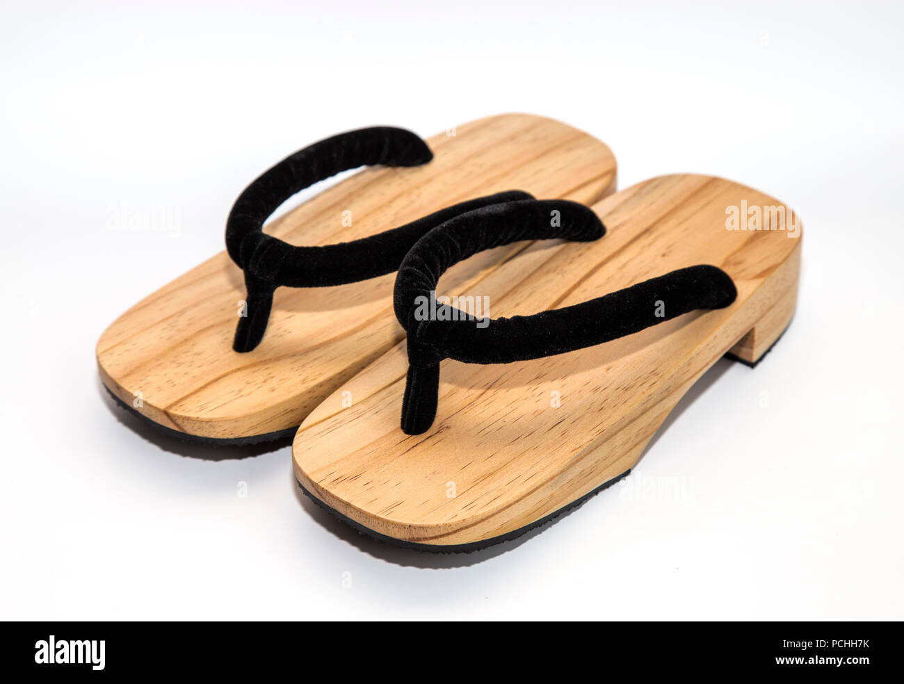 Las sandalias japonesas de madera aislado sobre fondo blanco Fotografía de  stock - Alamy