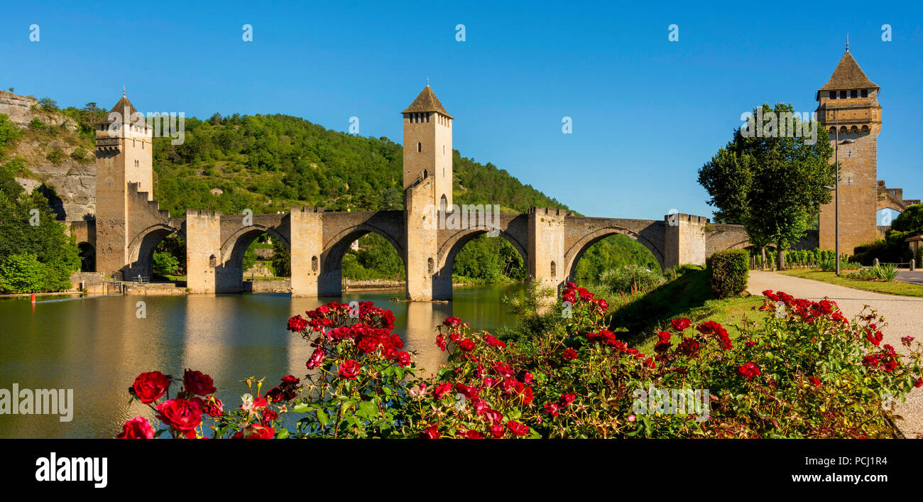 Puente Pont Valentre (Patrimonio Mundial de la Unesco) en Santiago de Compostela camino de peregrinación, el río Lot, Cahors, Departement mucho, Occitanie, Francia, Europa Foto de stock