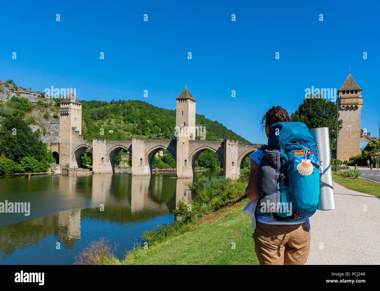 Peregrino en Pont Valentre bridge (Patrimonio Mundial de la Unesco), Santiago de Compostela camino de peregrinación, el río Lot, Cahors, Departement mucho, Occitanie, Francia Foto de stock