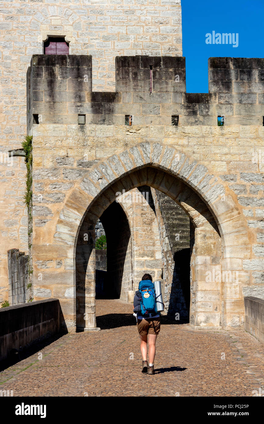 Peregrino en Pont Valentre bridge (Patrimonio Mundial de la Unesco), Santiago de Compostela camino de peregrinación, el río Lot, Cahors, Departement mucho, Occitanie, Francia Foto de stock