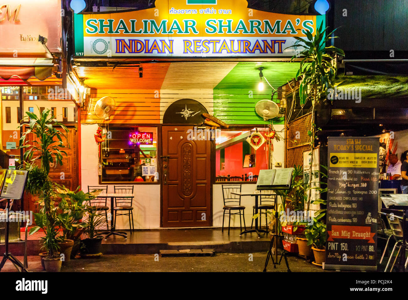 Bangkok, Tailandia - 27 de noviembre de 2014. Shalimar Sharmas restaurante indio. Hay muchos restaurantes indios en la ciudad. Foto de stock