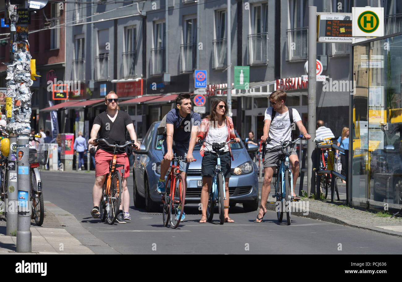 Radfahrer, Rosenthaler Strasse, Mitte, Berlin, Deutschland Foto de stock