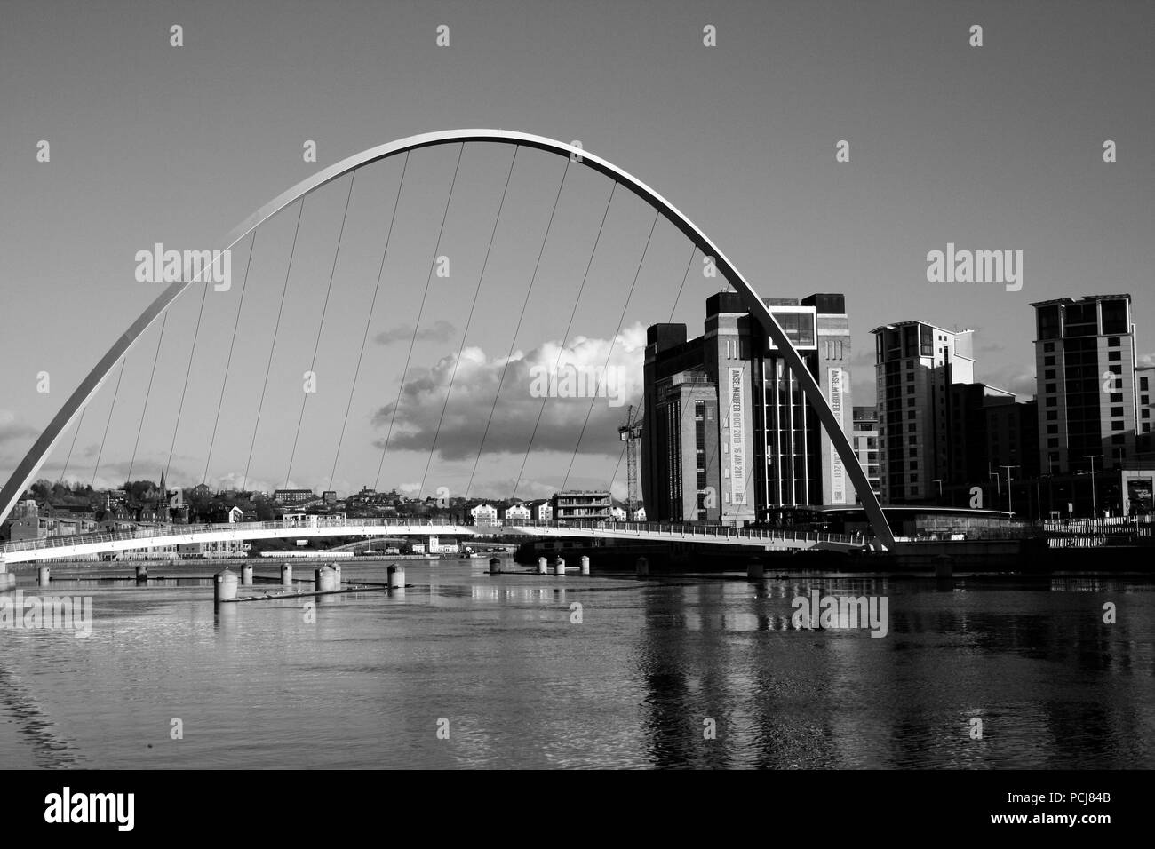 Newcastle Gateshead Millennium Bridge con el centro báltico de arte contemporáneo que se ve al fondo Foto de stock