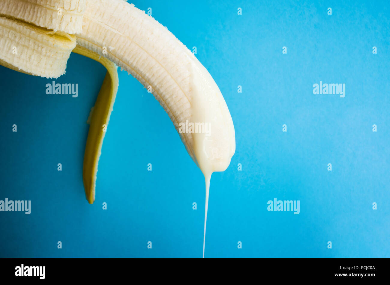 Plátano con leche condensada. Concepto de pene y semen Fotografía de stock  - Alamy