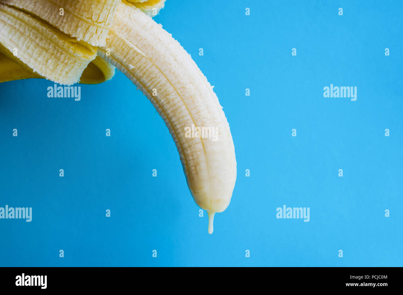 Plátano con leche condensada. Concepto de pene y semen Fotografía de stock  - Alamy
