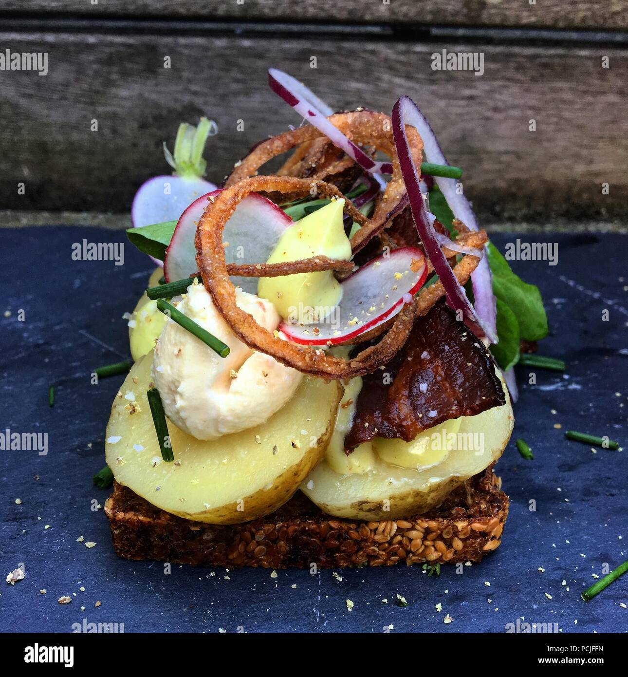 Sándwich abierto danés con patata Foto de stock