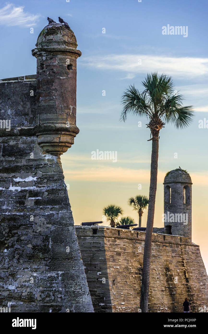 Castillo de San Marcos, el más antiguo fuerte de mampostería en la parte continental de los Estados Unidos, al amanecer en la bahía de Matanzas en San Agustín, Florida. Foto de stock
