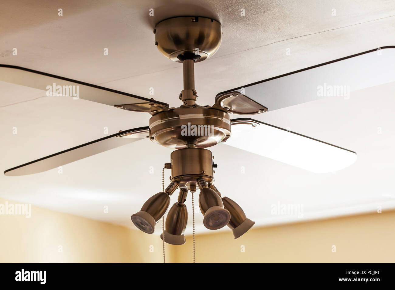 Ventilador de lámpara de techo eléctrico moderno fotografías e imágenes de  alta resolución - Alamy