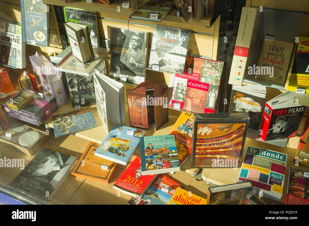 Visualización de la ventana de una librería francesa, Pont L'Eveque,  Normandía, Francia Fotografía de stock - Alamy