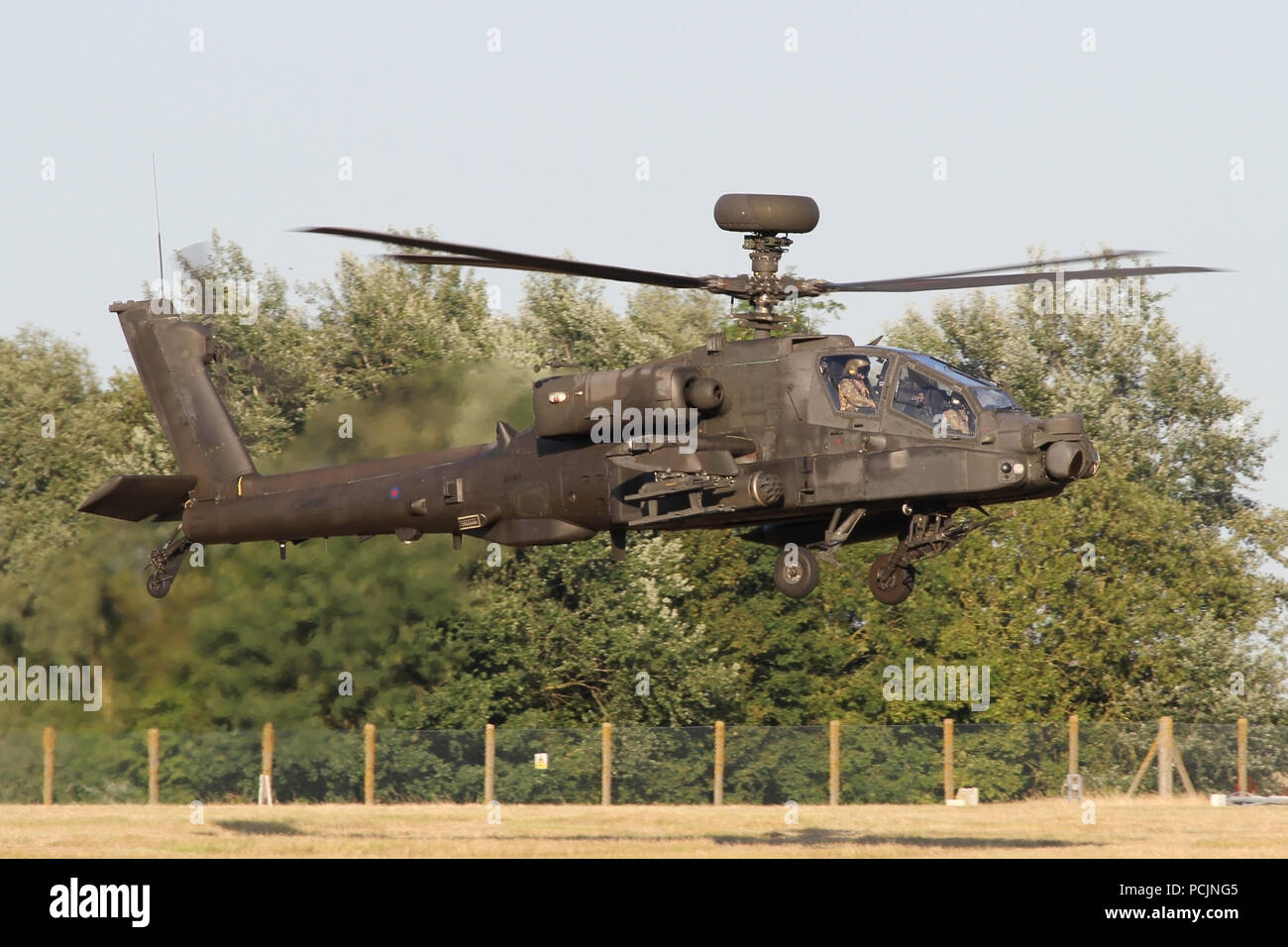 Ejército del Aire con base local WAH-64D Apache en aproximación final al aeródromo de Wattisham al atardecer en una tarde de verano. Foto de stock