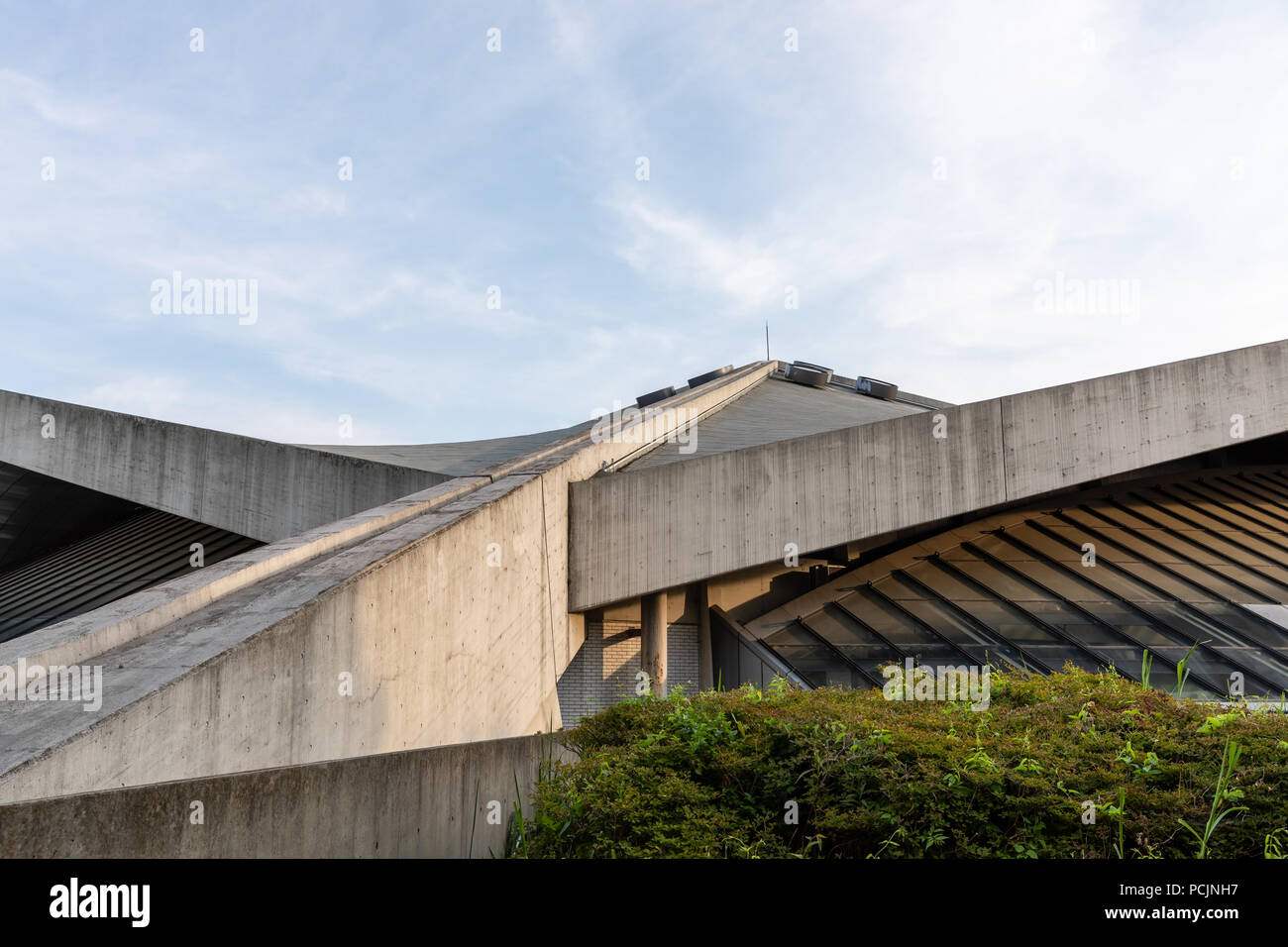 Gimnasio Komazawa (Yoshinobu Ashihara, 1964), construido para los Juegos Olímpicos de Verano de 1964; el Parque Olímpico Komazawa, Tokio, Japón Foto de stock
