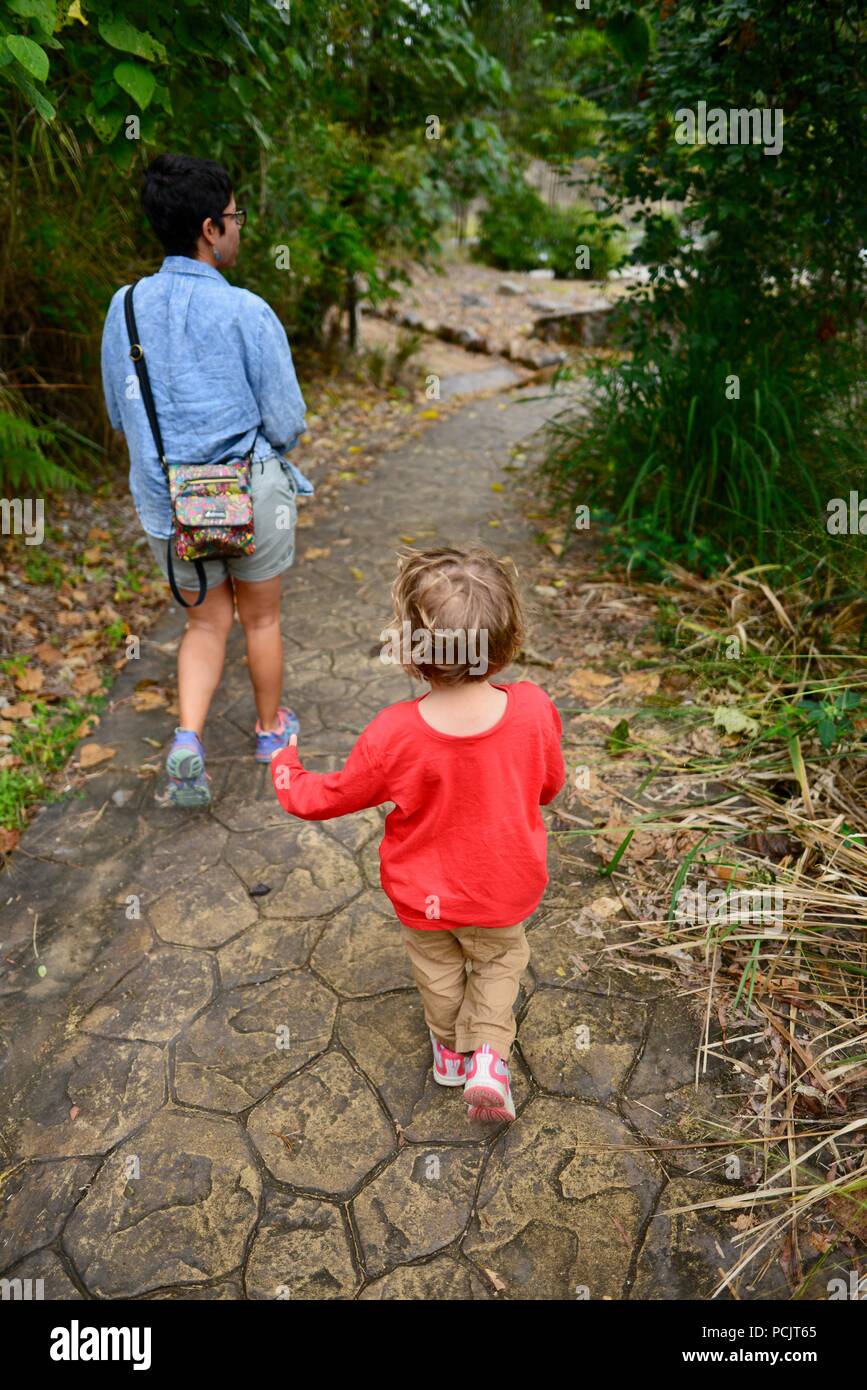 Madre e hija caminando por la pista de Panjoo Lookout, Cardwell, Queensland, Australia Foto de stock