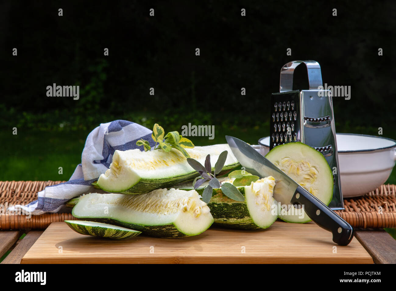 Rallador de verduras fotografías e imágenes de alta resolución - Página 9 -  Alamy