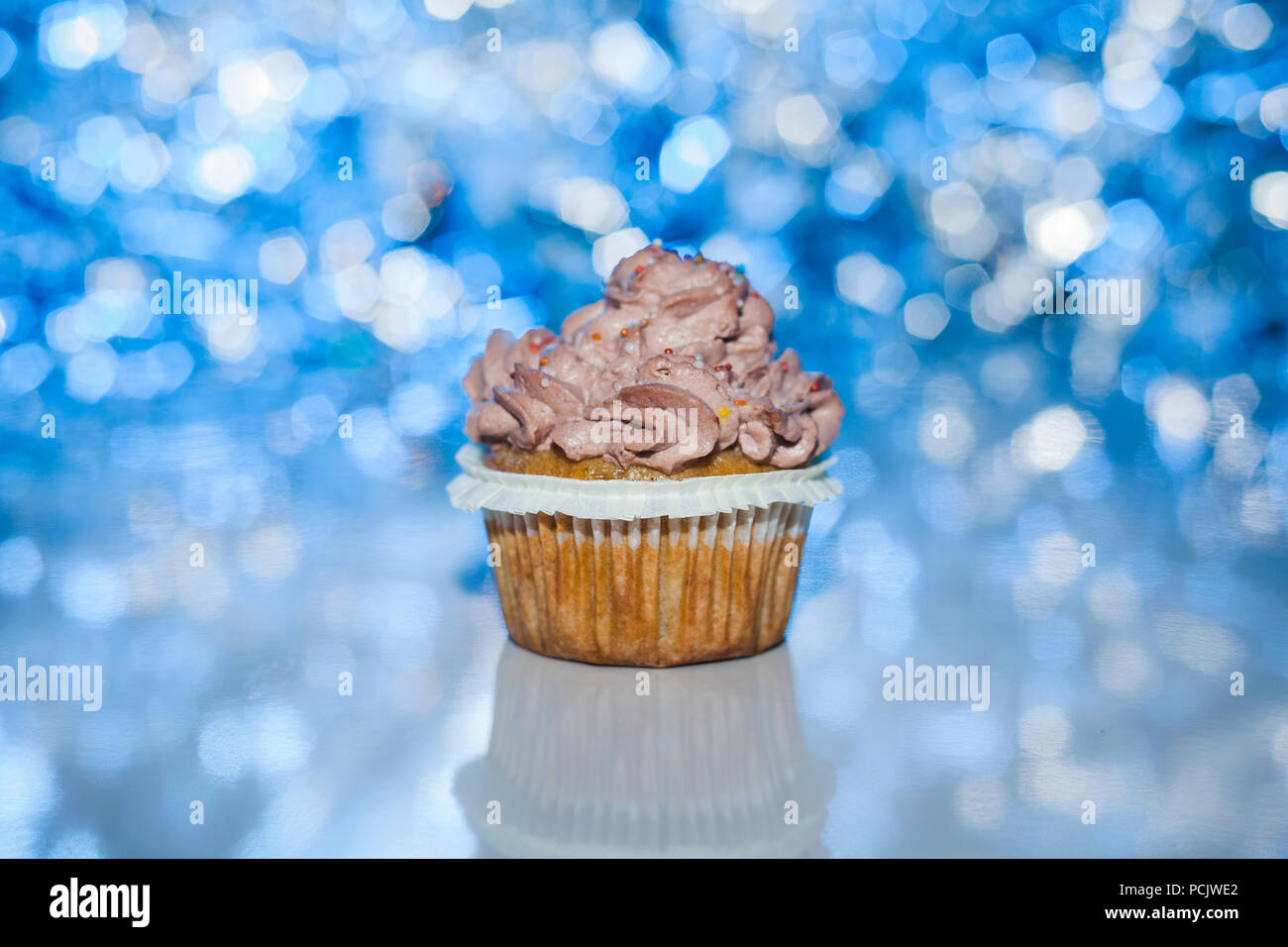 Solo cupcake dulce postre presentación con escarcha y color azul Fotografía  de stock - Alamy