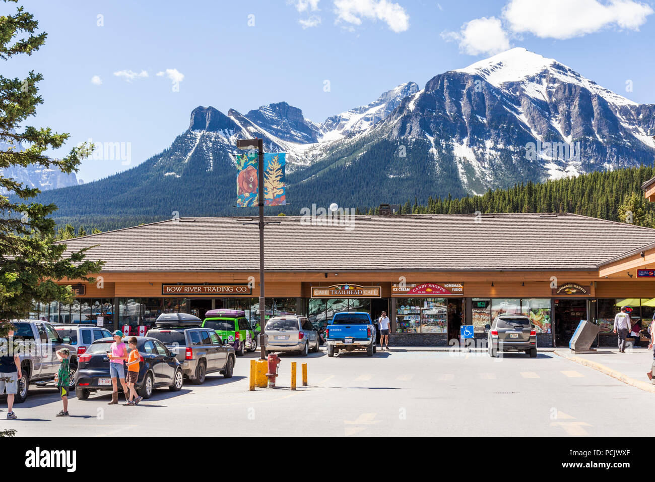 Centro comercial de la ciudad de Lake Louise, Alberta, Canadá Foto de stock