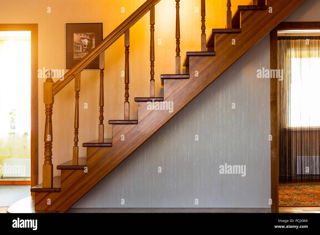 Escalera interior de madera hasta el segundo piso Fotografía de stock -  Alamy