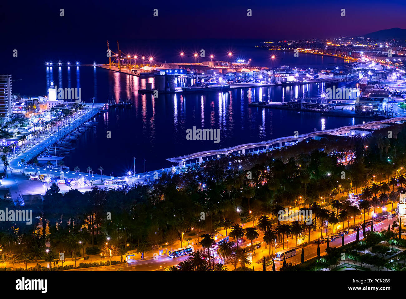 Puerto de Málaga por la noche Fotografía de stock - Alamy