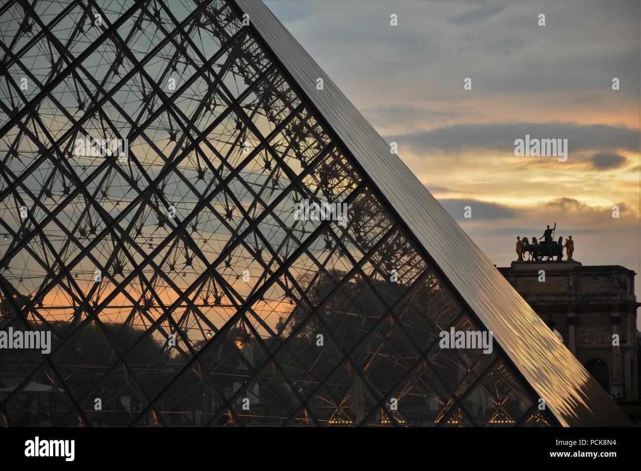 Perrault la columnata Square y el Museo del Louvre Foto de stock