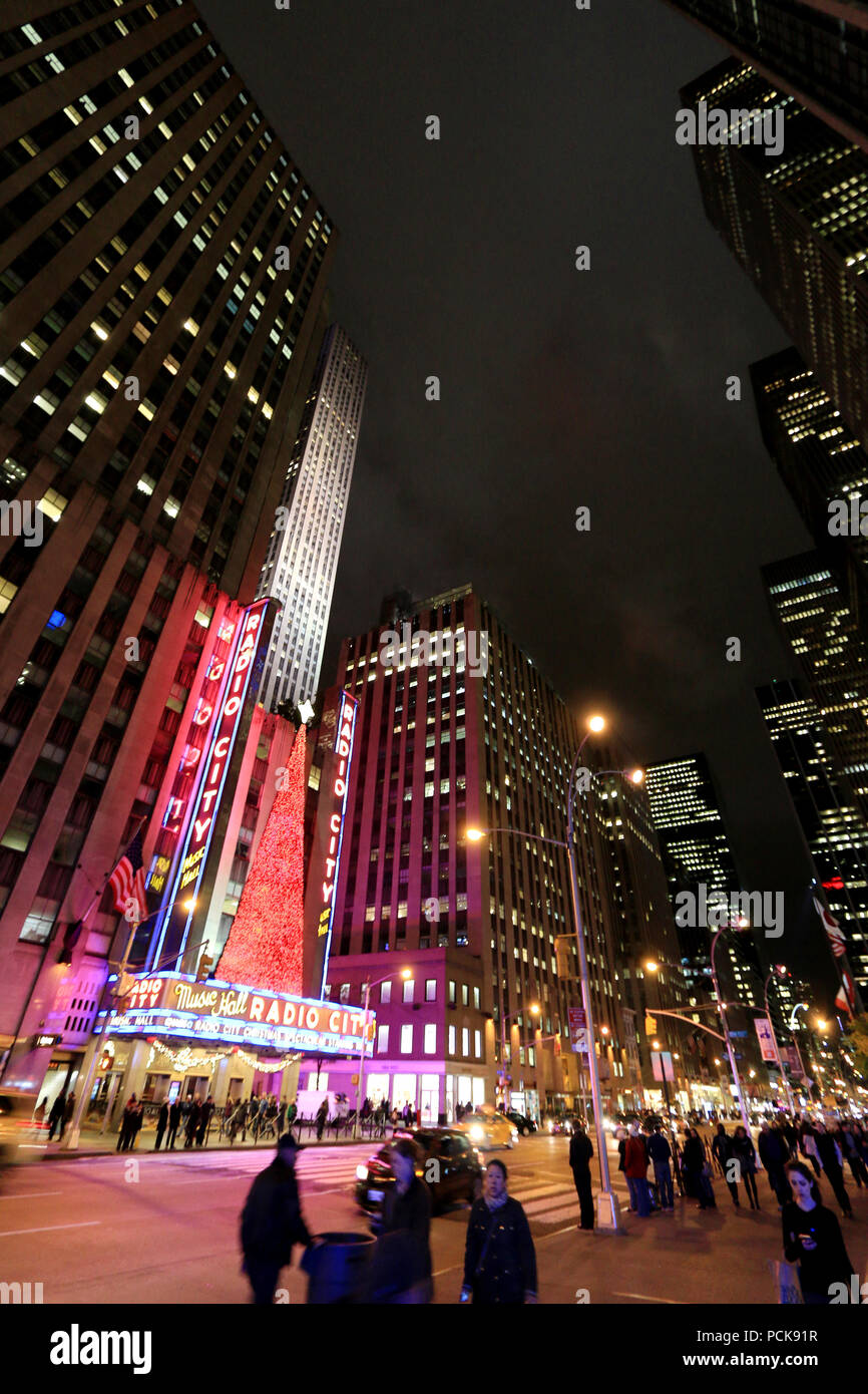 Vista de noche del Radio City Music Hall en Manhattan, Ciudad de Nueva York,  NY, Estados Unidos Fotografía de stock - Alamy