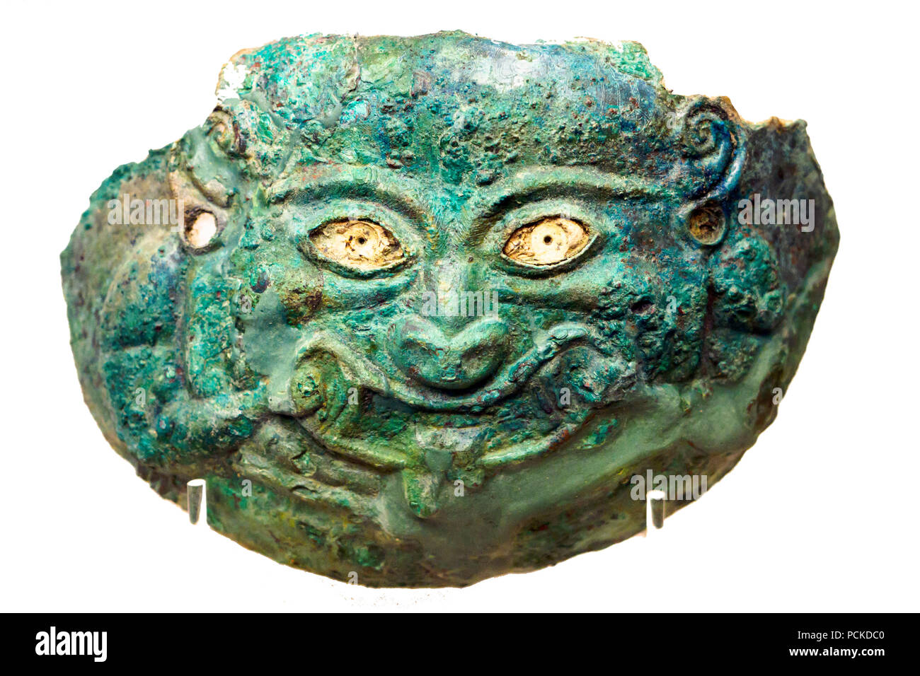 Máscara en lámina de bronce repujado y trabajó con un buril con cara de Gorgone con una gran boca abierta. Producido en Corinto - Museo Nacional Etrusco de Villa Giulia - Roma, Italia Foto de stock