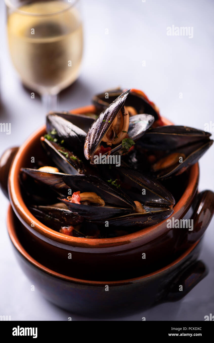 Un delicioso plato de mejillones mariniere para almorzar en un restaurante de marisco Foto de stock