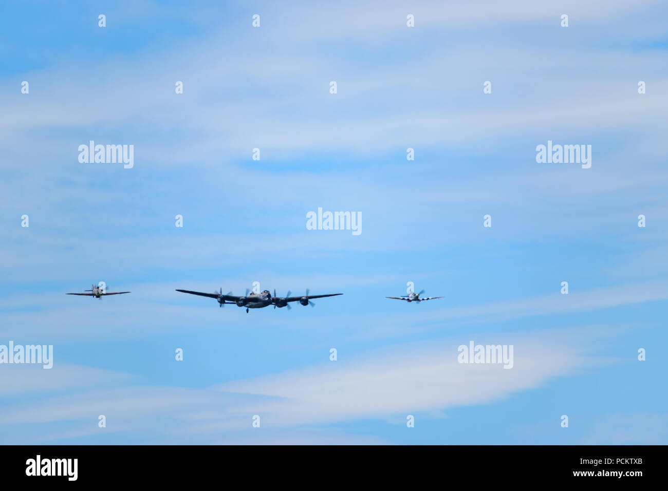 La Batalla de Gran Bretaña realice un vuelo conmemorativo flypast en el Salón Aeronáutico de Farnborough 2018 Foto de stock