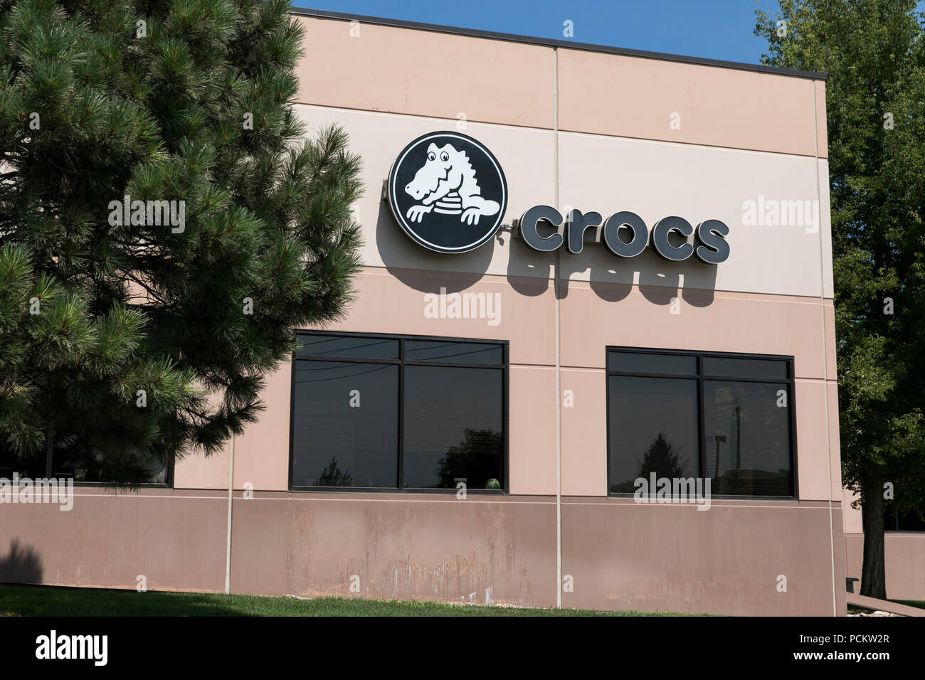 Un logotipo firmar fuera de la sede de Crocs, Inc., en Niwot, Colorado, el  21 de julio de 2018 Fotografía de stock - Alamy