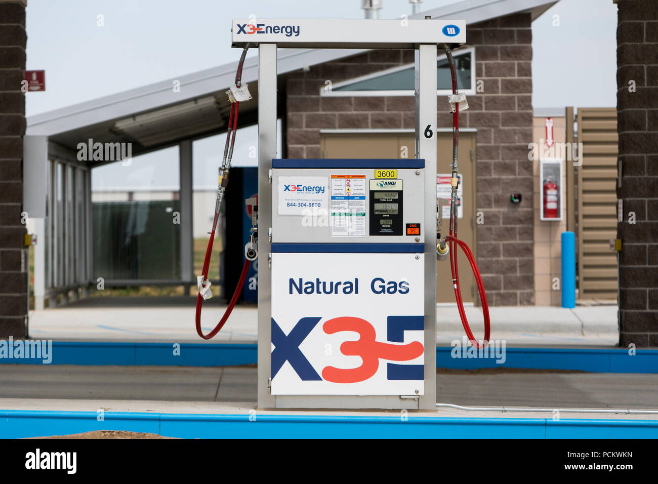 Un logotipo cartel fuera de una X3Energía y Energía Alternativa Ward estación de combustible gas natural en Greely, Colorado, el 21 de julio de 2018. Foto de stock