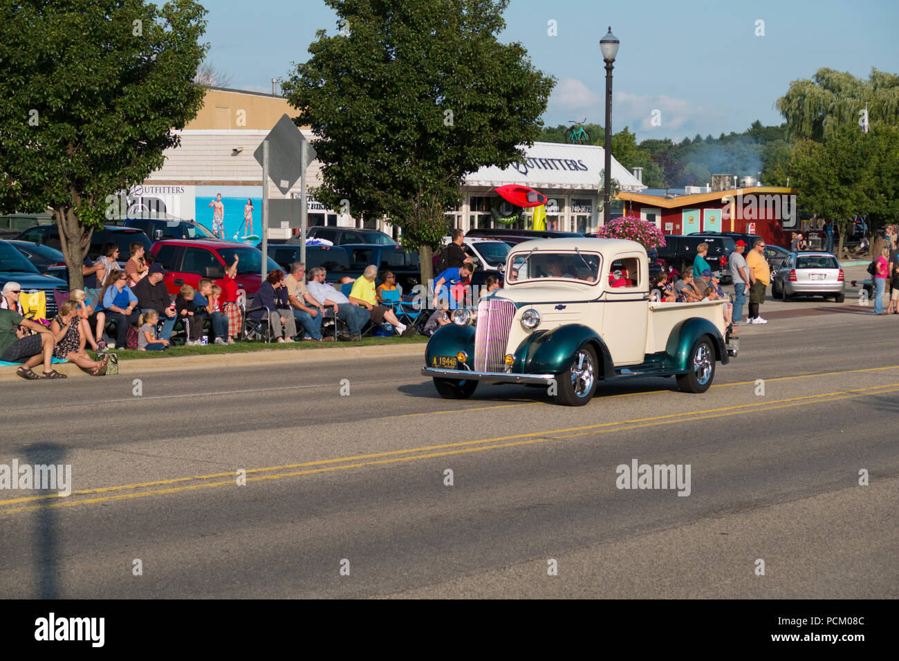 Pickup Chevrolet 1937 remodelado rollos en la cruz en el desfile anual a través de Montague, Michigan. Foto de stock