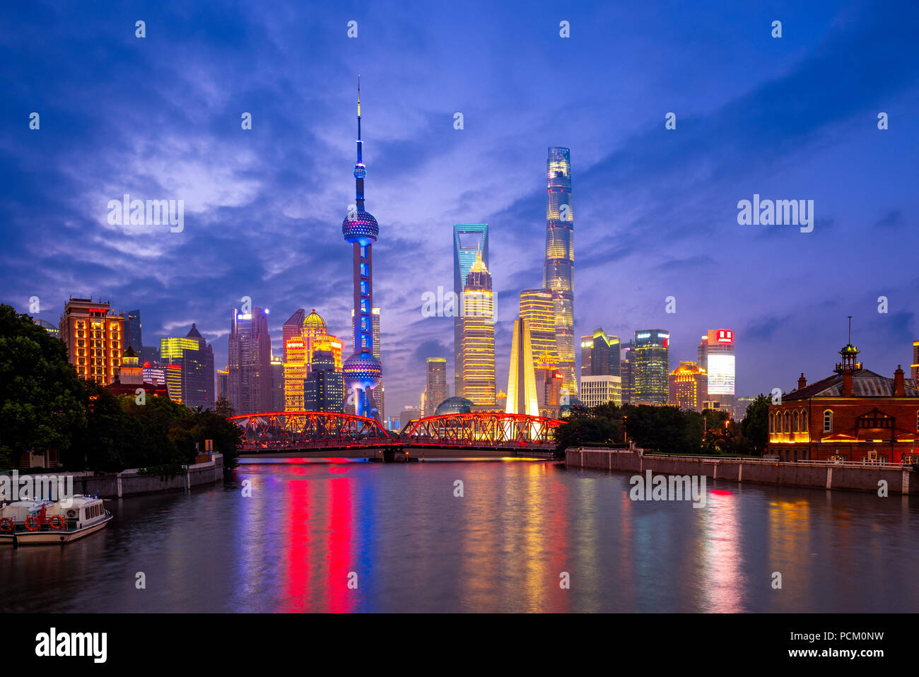 Vista nocturna de Pudong en Shanghai, China Foto de stock