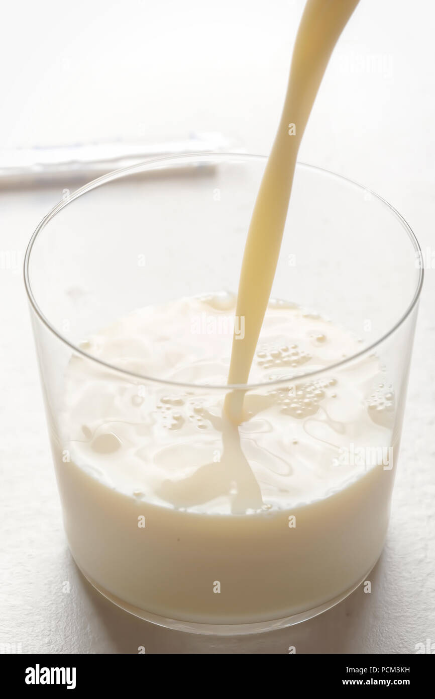 Beber leche de soja de vainilla almendra Foto de stock