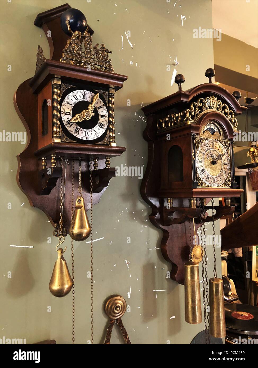 Relojes antiguos en una tienda de antigüedades en Balat Fotografía de stock  - Alamy