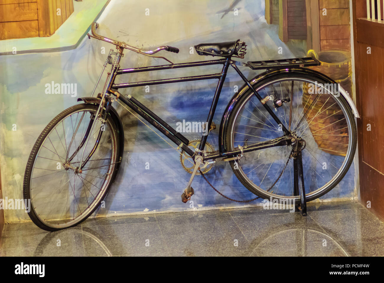 Vintage bicicleta recostada a la pared. Antigua bicicleta oxidado en el  país. Colección de bicicletas antiguas en el museo Fotografía de stock -  Alamy