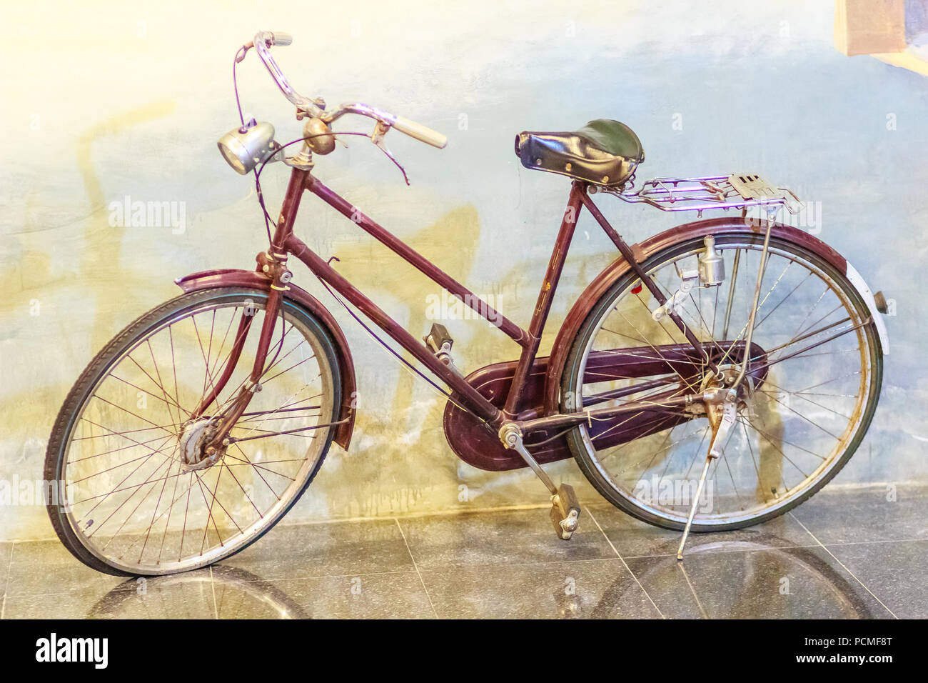 Vintage bicicleta recostada a la pared. Antigua bicicleta oxidado en el  país. Colección de bicicletas antiguas en el museo Fotografía de stock -  Alamy