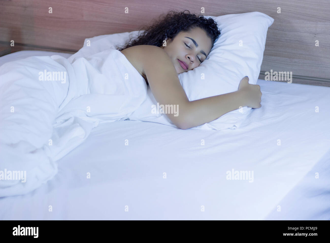Sleepy beauty. Atractiva mujer joven está durmiendo en su cama. Foto de stock