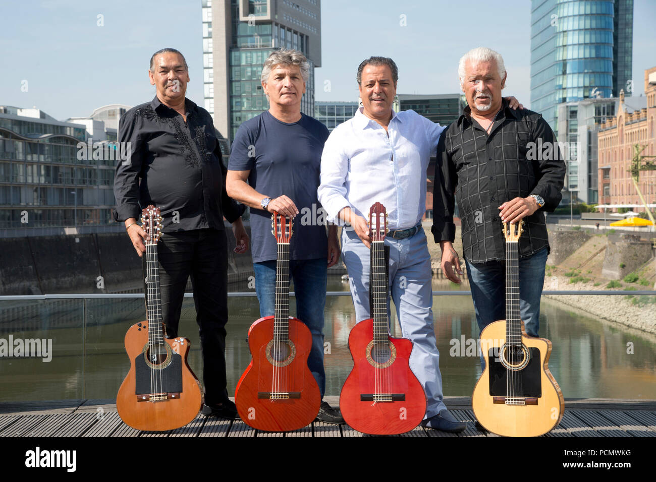 Los Gipsy Kings posan con sus guitarras para una sesión de fotos en el  Medienhafen Duesseldorfer, desde la izquierda: Canut Reyes, Chico Bouchikhi  Patchai Reyes, y Pablo Reyes, en ocasión de su