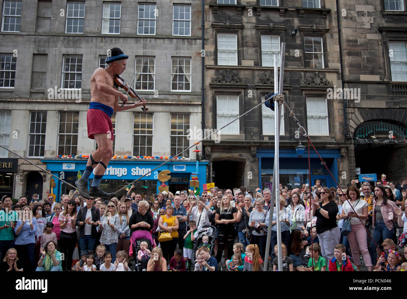El día de apertura de 2018 el Festival Fringe de Edimburgo, Escocia, Reino Unido, 3 de agosto de2018. Gran cantidad de público para los artistas callejeros en la ciudad de la Royal Mile (Milla Real) para el primer día del año 2018 el Festival Fringe de Edimburgo. Foto de stock