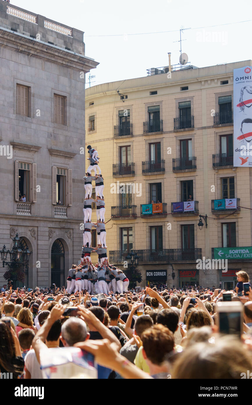 La gente construir una pirámide humana durante el festival en Catalunya, España Foto de stock