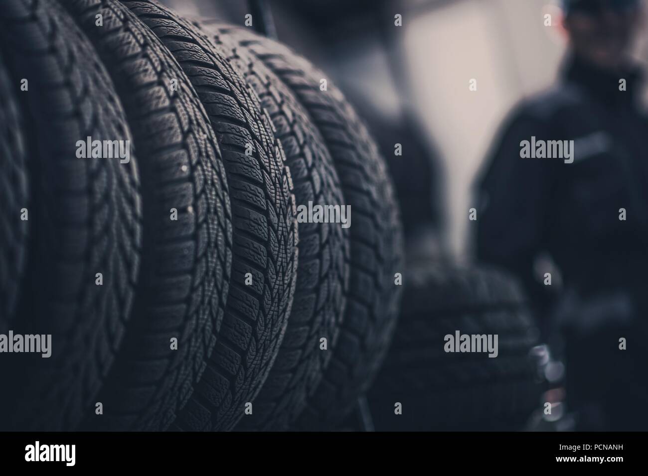 La temporada de invierno de la banda de rodadura del neumático. Neumáticos nuevos de la marca en la estantería. Foto de stock