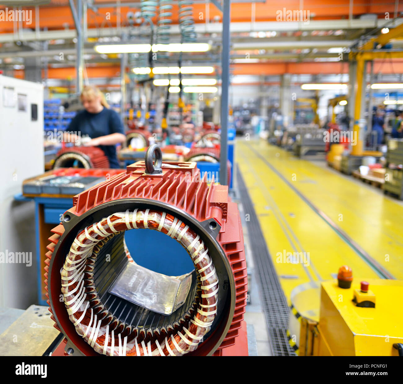 Ingeniería mecánica: acercamiento de motores eléctricos en producción en una moderna fábrica Foto de stock