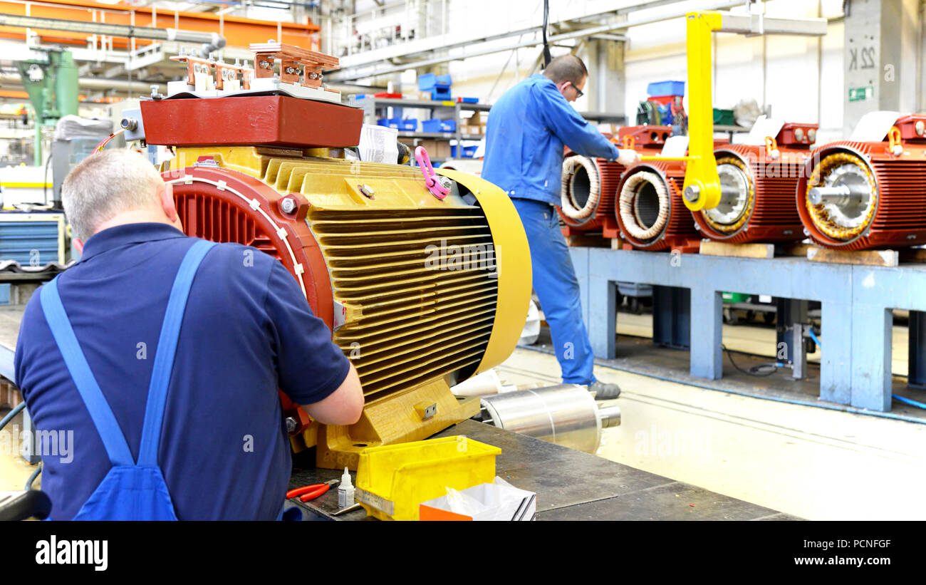 Fabricación de motores eléctricos modernos en una empresa industrial -  construcción y montaje de los trabajadores Fotografía de stock - Alamy