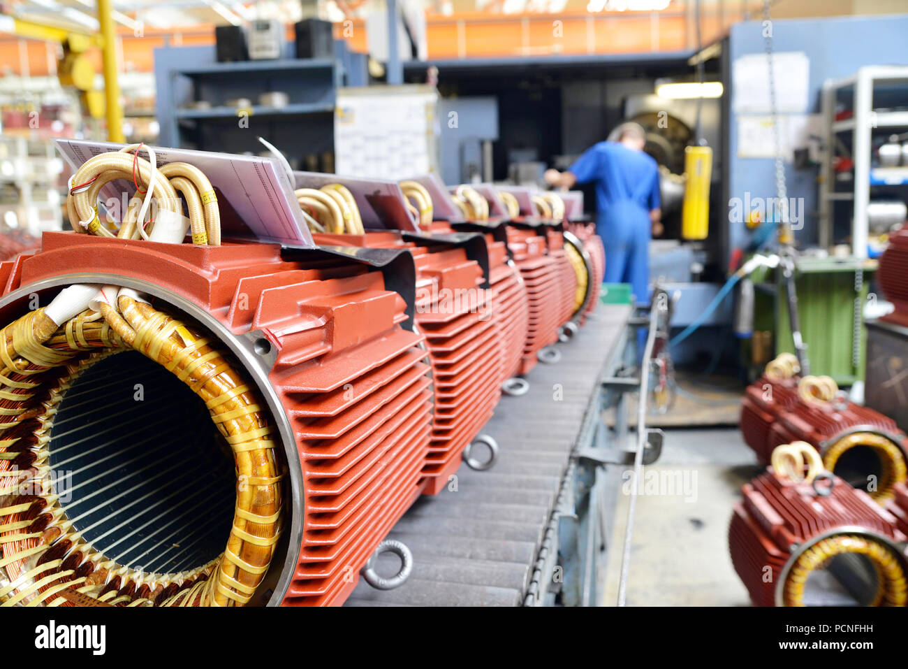 Ingeniería mecánica: acercamiento de motores eléctricos en producción en una moderna fábrica Foto de stock